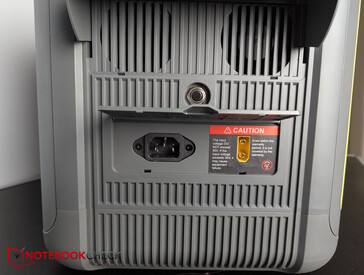 Links: Ladebuchse, oben Lufteingang