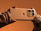 Natürlich ist das Motorola Edge 50 Ultra auch wieder in der Pantone Color of the Year erhältlich: Peach Fuzz.