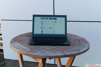 Das Lenovo ThinkPad A285 im Schatten