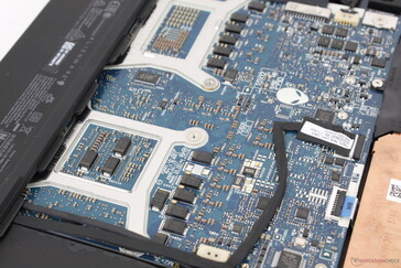 Die Prozessoren befinden sich auf der anderen Seite der Hauptplatine, ähnlich wie beim MSI GS75