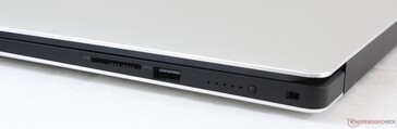 Rechte Seite: SD-Kartenleser, USB 3.1 Gen 1, Batterieanzeige, Noble-Lock