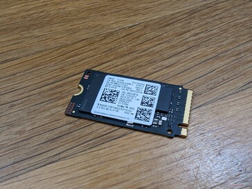 M.2-SSD entfernt. Benutzer können eine längere 2280 installieren, wenn gewünscht