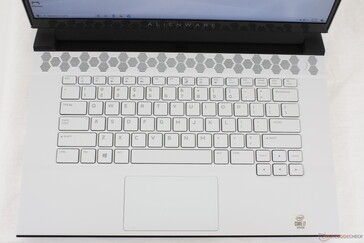 Tastatur und ClickPad sind exakt die gleichen wie beim Alienware m15 R2, einschließlich RGB-Beleuchtung pro Taste. Die Leertaste ist nicht hintergrundbeleuchtet.