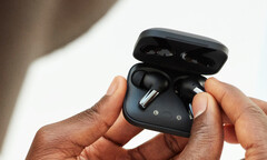 Die OnePlus Buds Pro können drahtlos augeladen werden, die aktive Geräuschunterdrückung soll Lärm um bis zu 40 dB reduzieren. (Bild: OnePlus)