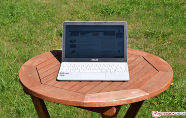Das Asus VivoBook E200HA bei Sonnenschein