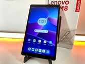 Zum Lieferumfang des Lenovo-Tablets gehören auch ein 10-Watt-Netzteil und eine transparente Schutzhülle samt ausklappbarem Ständer. 
