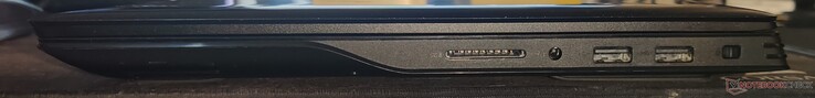 Rechts: SD-Kartenleser, Combo-Audio-Buchse, 2x USB 2.0 Typ-A, Noble-Lock-Slot