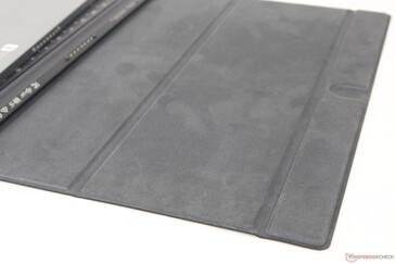 Die Rückseite des optionalen Folio-Cases. Sie schützt die Tablet-Rückseite und fungiert im Laptop-Modus als Ständer, was sich stark zur Funktionsweise der Surface Pro Type Cover unterscheidet