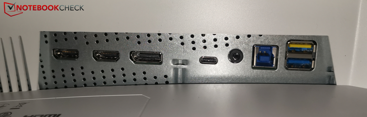 Hinten links: 2x HDMI 2.0, DP, USB-C 3.0, Kopfhörerausgang, USB-B, 2x USB-A