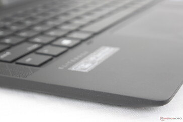 Fingerabdrücke sammeln sich langsamer an als bei den meisten anderen komplett schwarzen Laptops wie dem Razer Blade oder dem Lenovo ThinkPad