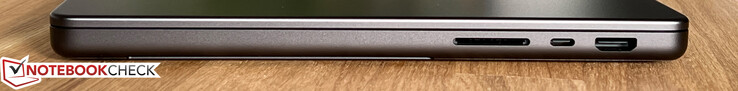 Rechts: Kartenleser, USB-C 4.0 mit Thunderbolt 4 (40 Gbit/s, DisplayPort-ALT-Modus 1.4, Power Delivery), HDMI 2.1