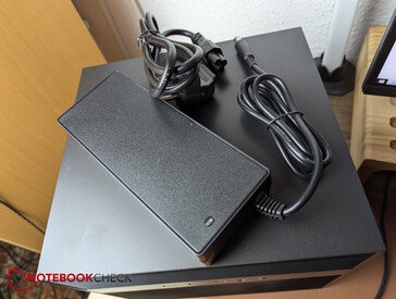 Das recht große, externe Netzteil