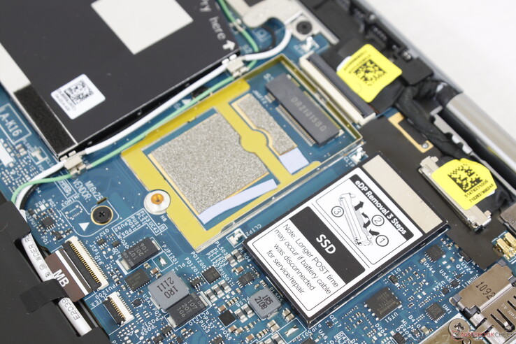 Der M.2-2230-Schacht für den SSD-Massenspeicher ist kürzer als bei den meisten Laptops. Das Gerät unterstützt nur eine einzelne SSD, eine zweite SSD kann nicht nachgerüstet werden