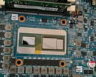 Das Multi-Chip-Module von Intel und AMD auf einem Intel NUC-Style-Board.