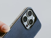 Das Nomad Magnetic Leather Back verleiht dem iPhone 15 Pro (Plus) eine schicke Leder-Rückseite. (Bild: Nomad)