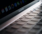 Die Tastatur eines MacBook könnte in Zukunft deutlich anders aussehen, mit Glas statt Plastik wären die Tasten deutlich robuster. (Bild. Moritz Kindler, Unsplash)