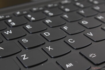 Das Tastaturfeedback ist selbst für ein Ultrabook sehr kurz und weich. Fingerabdrücke werden auf der Handballenablage und Tastatur sehr schnell sichtbar