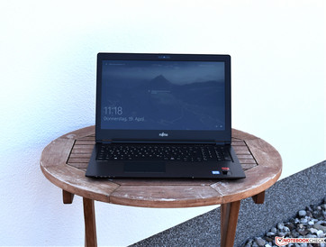 Fujitsu LifeBook U758 im Schatten