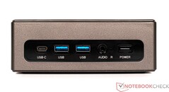 Vorderseite: USB-Typc (Data), 2x USB 3.0, 3,5-mm-Klinke, Power-on