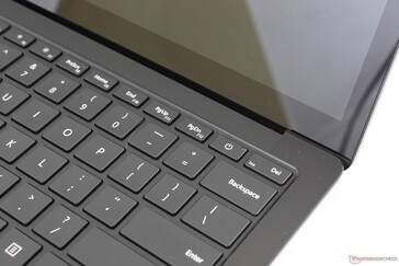 Schwarzer Kunststoff-Streifen für WLAN über der Tastatur