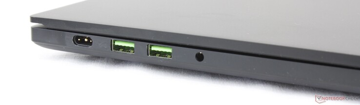 Links: Netzanschluss, 2x USB 3.0 Typ-A, 3,5 mm kombinierter Audioanschluss