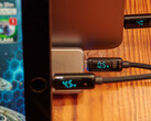 USB-Kabel mit Display für USB Typ C, Micro-USB und Lightning (von hinten nach vorne). (Bild: Andreas Sebayang/Notebookcheck)