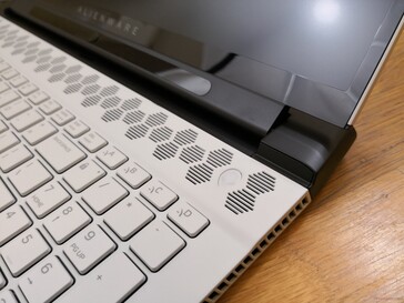 Das Alienware-Logo ist der Ein- und Ausschalter. Leider ist darin kein Fingerabdruckleser integriert.