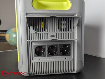 Rechts: 3 Steckdosen unterhalb der Lüfter