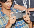 Das OnePlus 8T ist das erste OnePlus-Smartphone seit Jahren, das komplett auf vorinstallierte Facebook-Apps verzichtet. (Bild: OnePlus)