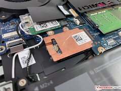 Das neue m15 R5 bietet nur noch Platz für zwei kleine M.2-2242-SSDs.