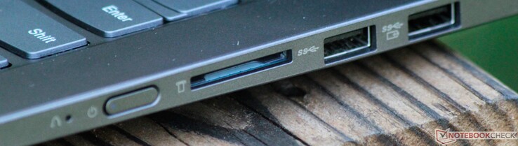 Rechts: Ein- und Ausschalter, SD-Kartenleser, 2x USB 3.1 (Gen 1) Typ-A