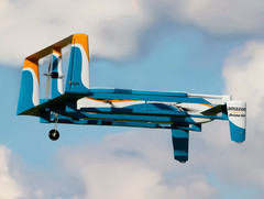 Durch die Nachrichten fliegt Amazons Drohnen-Lieferservice schon länger, nun wurde die erste Test-Lieferung zugestellt (Foto:Amazon)