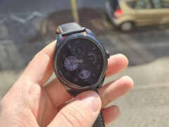 Huawei Watch Buds in der Sonne