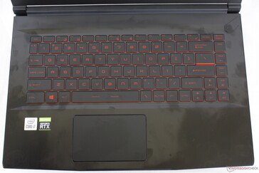 Identische Tastatur und Clickpad wie bei der älteren GF65 9SD- und GF63-Serie. Beachten Sie die Fingerabdruck-liebenden Handballenauflagen.