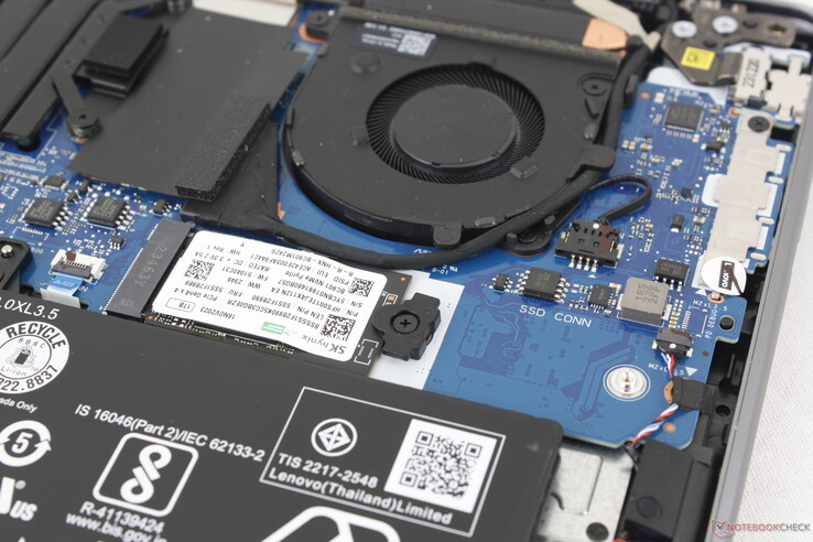 Der Laptop unterstützt M.2-PCIe4-x4-NVMe-SSDs bis 80 mm Länge. SKUs können aber auch mit den kleineren 42-mm-Speichern ausgeliefert werden