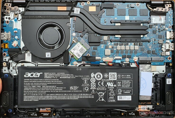 2x M.2-2280-Slot (PCIe 4.0), gesteckte Intel AX211 (Wi-Fi 6E), verschraubter Akku, aber verlöteter RAM
