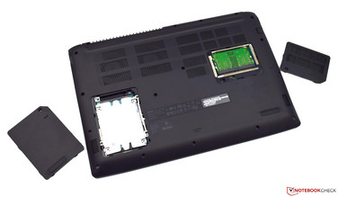 Das Acer Aspire 7 A715 hat zwei Wartungsklappen.