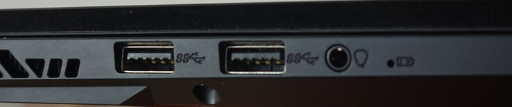 Anschlüsse links: 2x USB-A (10 Gbit/s), Headset
