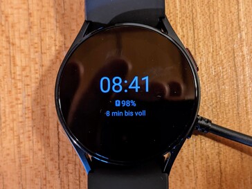 In 65 Minuten lädt die Galaxy Watch5 drahtlos von 0 auf 100 Prozent