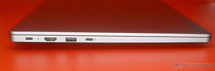 Rechts: USB-Typ-C, Akkustatus-LED, HDMI 1.4b, USB-A 3.1, USB-C Thunderbolt 3.0 mit DisplayPort