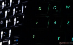 Rechts die Tastatur des Z16P ist auf weiß gestellt. Links ein anderes Notebook.
