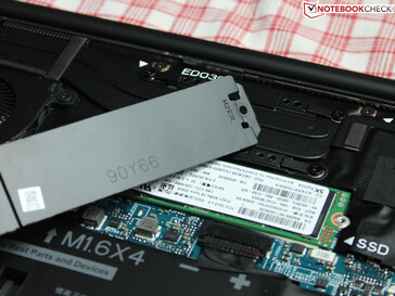 Die SSD wird von einer Metallplatte abgedeckt.