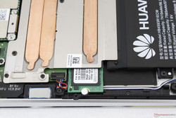 Die M.2-SSD kann von unterhalb des Kühlkörpers herausgezogen werden, um erweitert zu werden