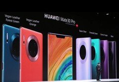 Das Huawei Mate 30 Pro kommt überraschenderweise auch als &quot;vegane&quot; Leder-Variante statt mit Glasrückseite. 