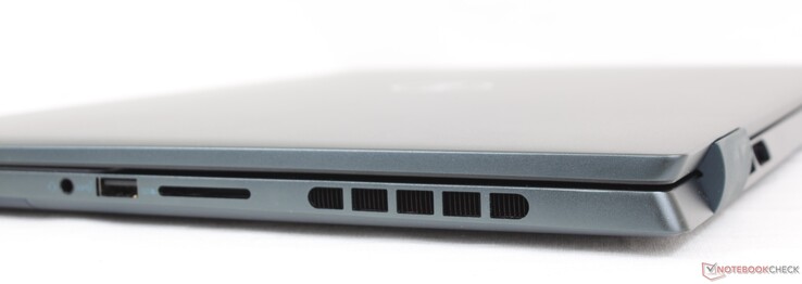 Rechts: Kombinierter 3,5-mm-Audioanschluss, USB-A 3.2 Gen. 1, SD-Kartenleser