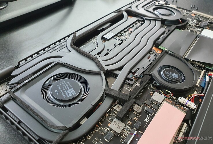 Kühlsystem: 3 Lüfter (für GPU, CPU und fürs System), 5 Heatpipes, Liquid Metal & ein gelenkter Luftstrom