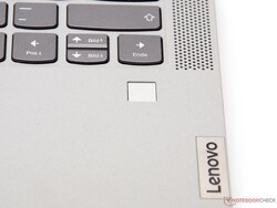 Der Fingerabdrucksensor sitzt bequem erreichbar unter der Tastatur.