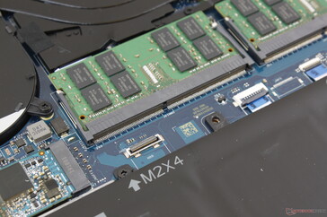 Auf der Motherboard sind die Komponenten für die zweite 2,5-Zoll-SATA-Festplatte vorhanden, auch wenn diese Konfiguration nur Platz einen Massenspeicher bietet