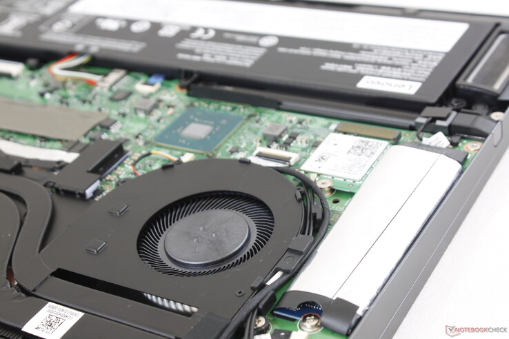 Die leicht zugängliche Intel-M.2-SSD wird von einem Aluminiumklebstreifen geschützt