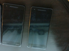 Ein früher Pixel 2-Prototyp zeigt sich von vorne und von hinten.